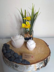 Kaarsen-overzicht 2 Witte roos kaarsen - hoogte 5,5 en 4 cm.