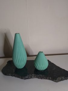 Kaarsen-overzicht 17 groene geribbelde lampion kaarsen hoogte16 en 8 cm.