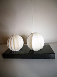 Kaarsen-overzicht 27 witte bol gevormde kaarsen - hoogte 8 en 7,5 cm.