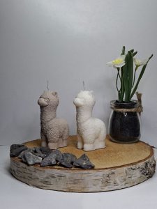 Kaarsen-overzicht 6 een beige en wit alpaca kaarsje