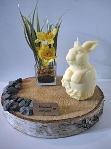 Kaarsen-overzicht 16 gele Paashaas kaars - hoogte 11 cm.