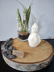 Kaarsen-overzicht 14 wit sneeuwpop kaarsje - met zwarte oogjes, hoogte 11 cm.